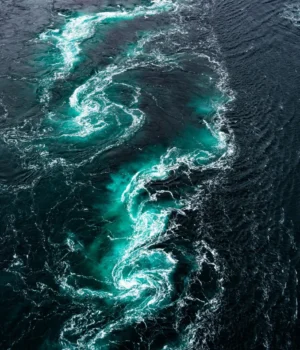 dynamic-ocean-currents-creating-spirals.webp