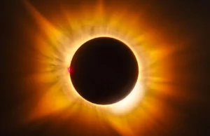 Este eclipse solar total parecia estranhamente dourado – eis o porquê