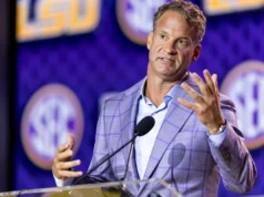 Lane Kiffin diz que ele e LSU vão esperar para ver a possibilidade de adicionar ex-jogadores da NFL ao elenco de 2026