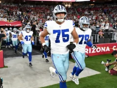 O novato dos Cowboys, Shiaz Peet, é aplaudido de pé por Navajo após bloquear para TD final contra Cardinals
