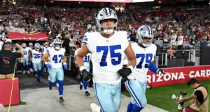 O novato dos Cowboys, Shiaz Peet, é aplaudido de pé por Navajo após bloquear para TD final contra Cardinals
