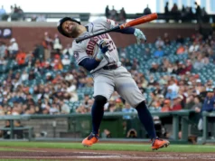 Jose Altuve deixou o jogo mais cedo contra os Giants após bater na perna com um arremesso