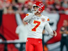 Chiefs Harrison Butker chuta um field goal de 69 jardas em um jogo de pré-temporada contra os Bucs.