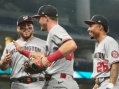 O defensor central do Nationals, Jacob Young, escala a parede para capturar uma mosca profunda de Otto Lopez, do Marlins.