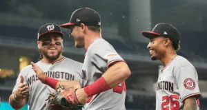 O defensor central do Nationals, Jacob Young, escala a parede para capturar uma mosca profunda de Otto Lopez, do Marlins.