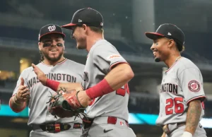 O defensor central do Nationals, Jacob Young, escala a parede para capturar uma mosca profunda de Otto Lopez, do Marlins.