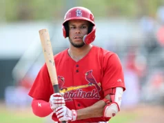 O prospecto dos Cardinals, Joshua Baez, acerta o primeiro home run de 3 corridas na liga principal contra os Cubs