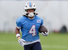 Titãs WR Wan’Dale Robinson avaliado por lesão após sofrer rebatida ‘barata’ em treino conjunto com Bears
