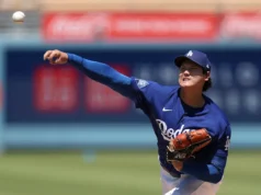 Shohei Ohtani, dos Dodgers, lança para rebatedores vivos enquanto o arremesso continua progredindo em direção ao retorno