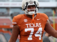 Texas LT Trevor Goosby está pronto para uma ressonância magnética após sofrer uma lesão no joelho sem contato