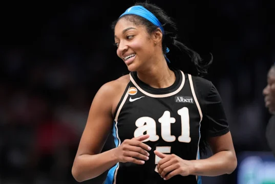 A estrela dos sonhos, Angel Reese, pega o histórico de 26 rebotes na vitória sobre Sparks e supera A’jah Wilson pelo recorde de uma única temporada