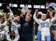 Por pelo menos 1 semana, Bill Belichick acalmou o barulho na UNC – e até abriu um sorriso