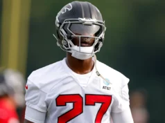 James Pierce foi suspenso por 8 jogos pela NFL após sua prisão por violência doméstica fora da temporada