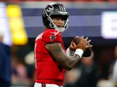Tagovailoa, em sua breve estreia em Atlanta, teve dificuldades no ataque dos Falcons