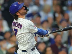 Dansby Swanson, dos Cubs, deixa o jogo contra os Cardinals com ‘desconforto no lado esquerdo’ após um golpe e erro