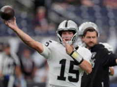 O segundo jogo da pré-temporada de Fernando Mendoza teve um início difícil, com um pick-6 na 1ª série