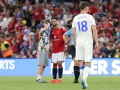 Invasores do campo tirando selfies com Fernandes durante amistoso do Man Utd