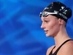 O campeão mundial Mackintosh Pan Pax cai nos 400m livres
