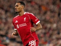 Carragher: Meio-campo “grande problema” para o Liverpool