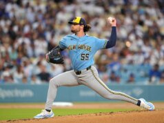 Os Brewers marcaram Edwin Diaz e se recuperaram para 3 corridas na 9ª entrada para vencer os Dodgers por 5-4.