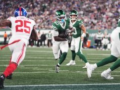O running back novato dos Jets, Chip Trianum, foi levado ao hospital após machucar o pescoço contra os Giants.