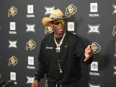 O deputado tentou entregar a papelada civil a Deion Sanders no treino do Colorado, mas o treinador não estava disponível.