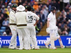 A Inglaterra foi eliminada por 409, assumindo uma vantagem de 238 corridas sobre o Paquistão no primeiro teste