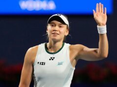 Elena Rybakina fecha durante o primeiro set das quartas de final contra Iga Suatek em Cincinnati