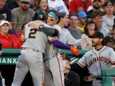 Eli White volta para casa de cabeça com a sequência de vitórias, o jogo é revisado e os Red Sox vencem os Giants por 3-2