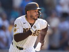 Os Padres venceram os Brewers líderes da MLB com uma vitória por 4-3 em 11 entradas