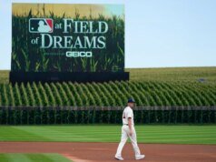 A Liga Principal de Beisebol voltou ao Field of Dreams, agora em um estádio permanente em meio ao milho