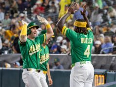 Jeff McNeill faz 4 a 5 na vitória do Athletics sobre o Rangers por 8-3