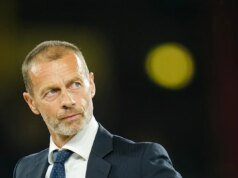 O presidente da UEFA, Ceferin, diz que não concorrerá contra o presidente da FIFA, mas pede que Infantino renuncie