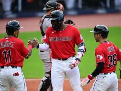 Um home run de 455 pés, 6 RBIs e, em seguida, uma saída antecipada na noite de Joe Adel para os Guardiões