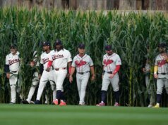 Field of Dreams se torna Hall of Fame, com 26 membros saindo do milharal para o jogo Phillies-Twins