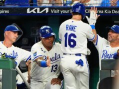 John Rave fez 7 de 8 com uma dobradinha de limpeza de bases e os Royals venceram o Athletics por 9-7.