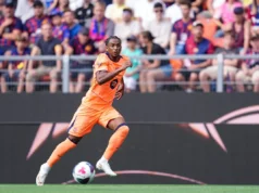 O zagueiro do Barcelona costuma treinar enquanto o Manchester United espera nos bastidores.