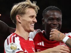 O Arsenal começou a defesa do título derrotando o Coventry