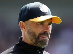 Warne, chefe do MK Dons, aceita pressão de oferta de promoção