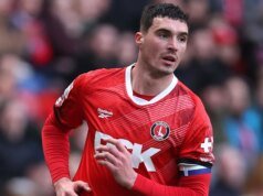 Jones assinou um novo contrato de dois anos com o Charlton