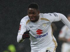 Leko, ex-ala do MK Dons, assinou contrato com Pennybont