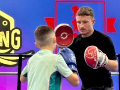 Bolsas de boxe dão aos alunos a oportunidade de lutar