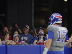 Bills QB Josh Allen usa microfone durante o treino no novo Highmark Stadium