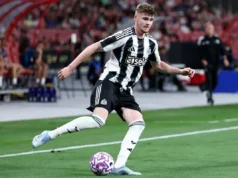 OFICIAL: Alex Murphy, zagueiro do Newcastle, é emprestado ao 1.FC Kaiserslautern