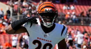 Josh Newton, do Bengals, ainda não está fora da corrida