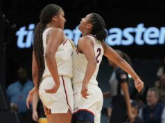 As estrelas do basquete feminino da UConn, KK Arnold e Sarah Strong, assinam futuro sem competição