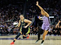 A ESPN classifica os 50 melhores jogadores da WNBA antes do intervalo da Copa do Mundo. Quantos ex-alunos da UConn entraram na lista?
