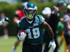 Eagles corta rastreador, últimas jogadas enquanto NFL reduz escalação de 53 jogadores