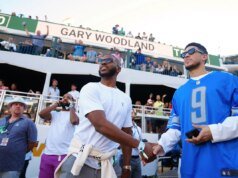 A estrela da NBA, Devin Booker, lançou tênis com o tema Detroit Lions