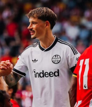 https3A2F2Fmedia.zenfs_.com2Fen2Feintracht_frankfurt_8512F1bf6302afaa4b3ad5466b095a8a13cf6.jpg